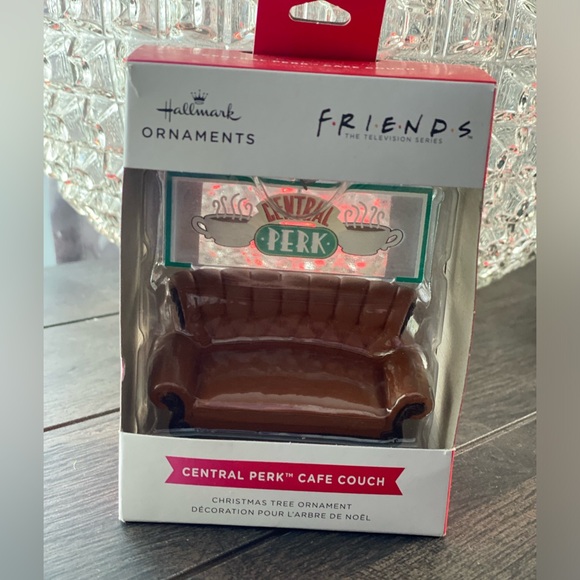 F•R•I•E•N•D•S Central Perk Cafe’ Couch Hallmark Christmas Ornament Frien… - Picture 8 of 10